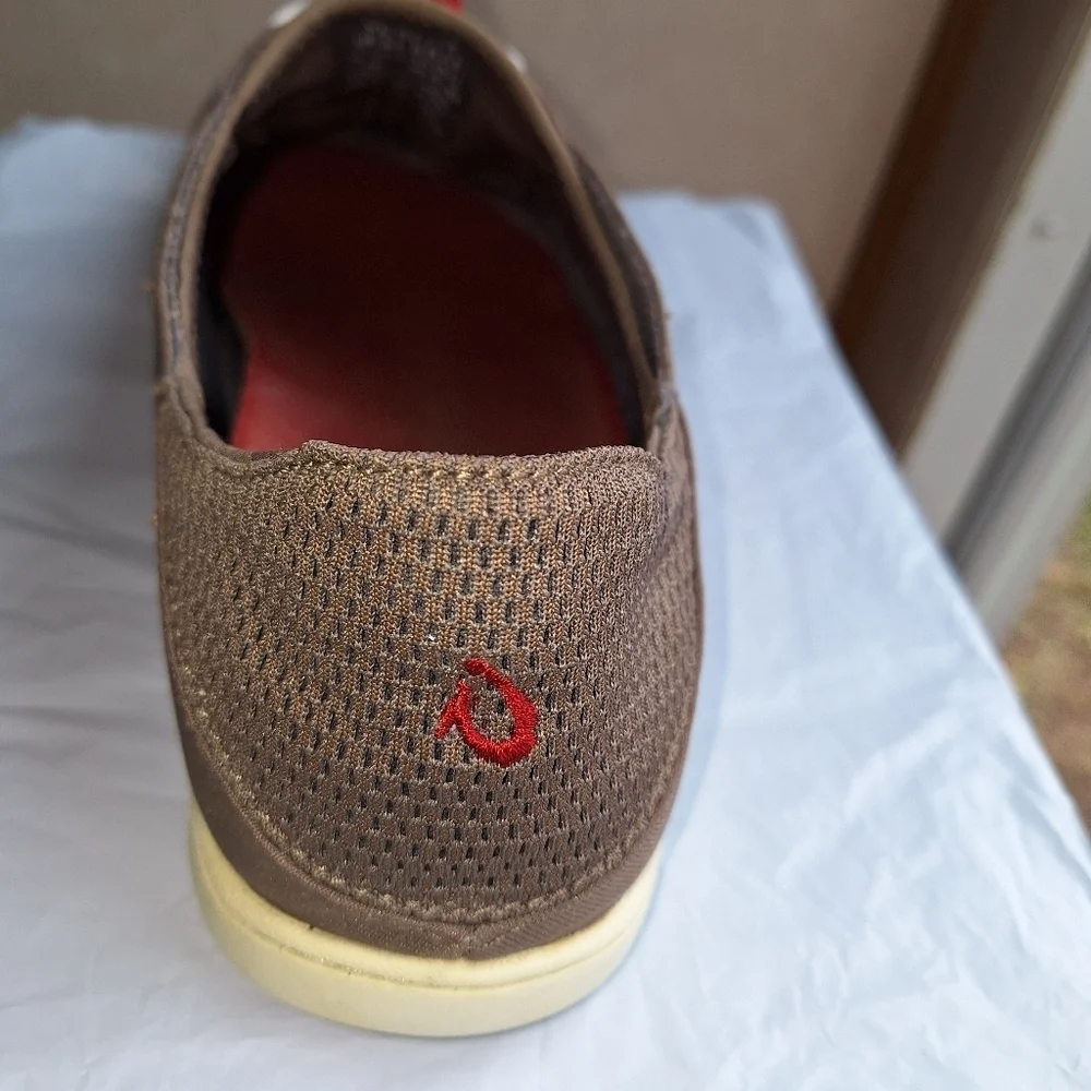 A pair of OluKai Nohea Moku mens shoes in a size 9M.They are pre-loved